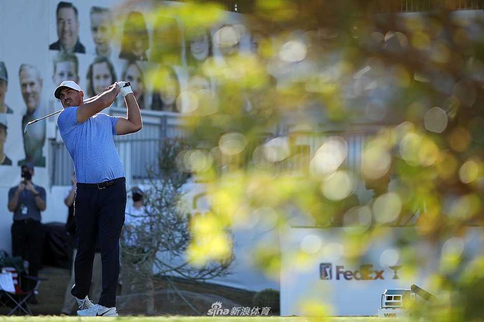 沙特国际赛风云激荡 高尔夫巨星沙场逐日 维克多·霍夫兰优雅挥杆,金色阳光为他的侧影镀上轮廓,少年天才的气场与沙漠的苍茫浑然一体