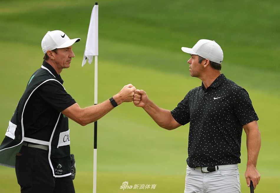 沙特国际赛风云激荡 高尔夫巨星沙场逐日 汤米·弗利特沃德展现标志性微笑,与身旁严峻的沙坑形成有趣对比,优雅风度在风沙中依旧