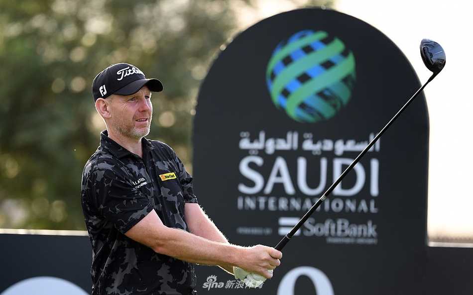 沙特国际赛风云激荡 高尔夫巨星沙场逐日 全场观众在暮色与风沙中仰望球员击球,剪影般的画面充满了对运动的虔诚与热爱