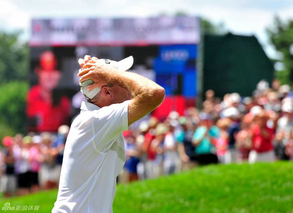 福瑞克在第十八洞果岭推入最后一杆，完成历史性壮举后，他难以置信地望向天空，随即与相伴多年的球童紧紧拥抱，所有的压力与喜悦在这一刻释放。