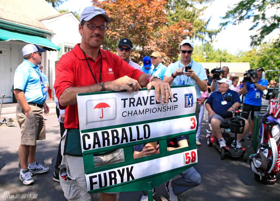 福瑞克手持记分卡，面带骄傲而谦逊的微笑，向围拢的媒体和球迷展示，卡片上“58”这个数字是如此醒目，它将永远成为高尔夫历史的一部分。