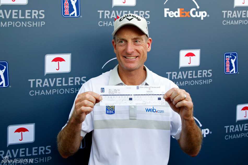 记分卡特写，每一个洞的成绩都被仔细填写，底部巨大的“58”总杆数如同一个王冠，加冕了这个不可思议的下午。