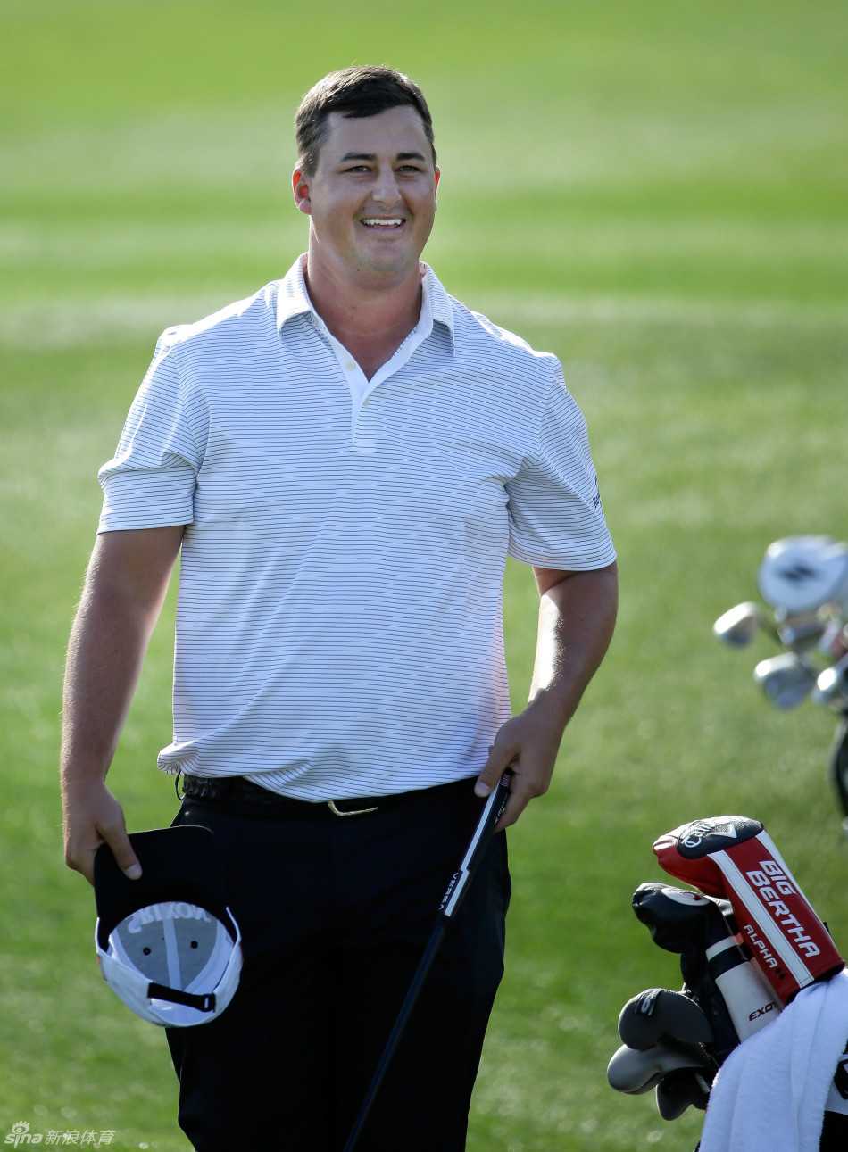 菲尔·米克尔森站在开阔的球道上，手搭凉棚远眺，正在为下一杆的关键进攻进行周密计算