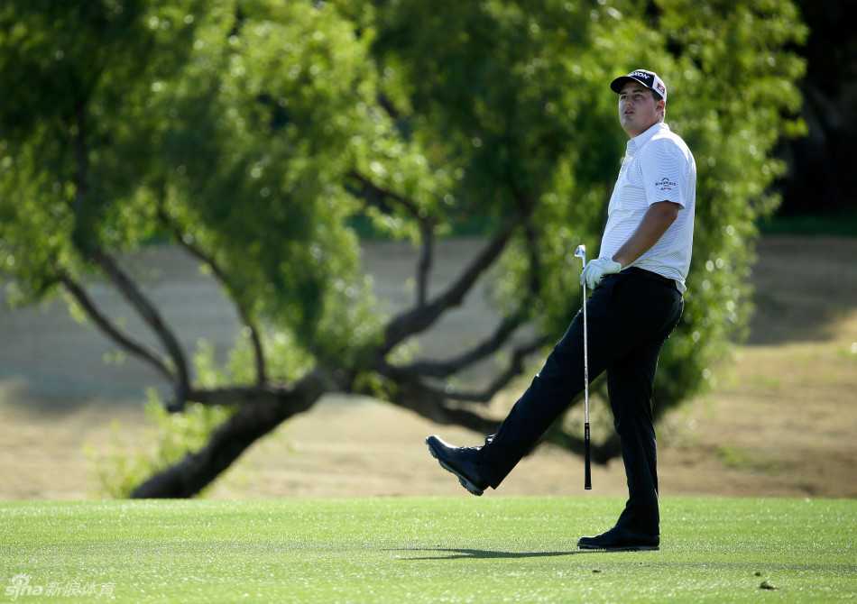 一位球员在打出精彩好球后，难以抑制内心的喜悦，在绿茵之上开怀大笑，尽情释放