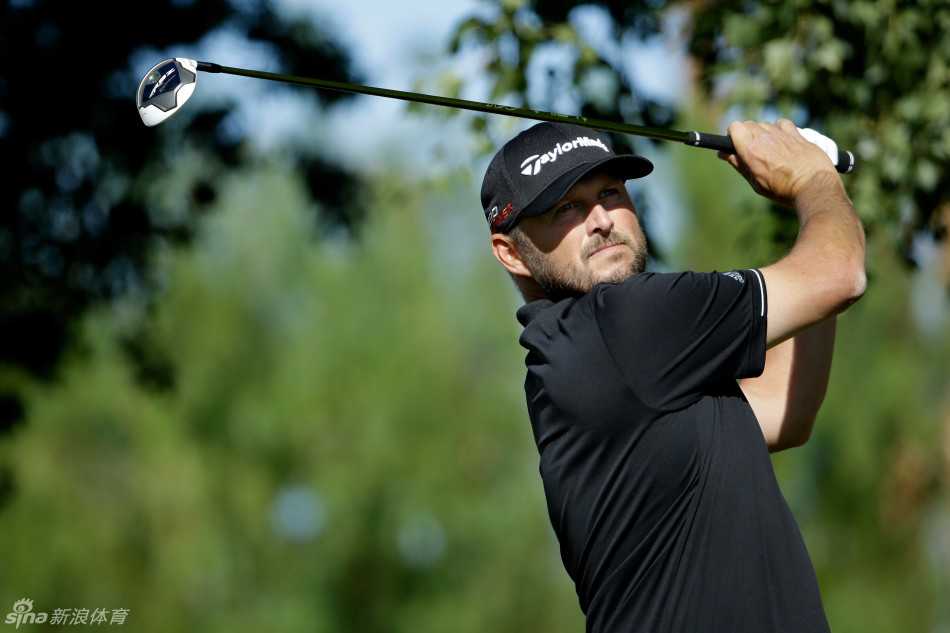 一位经验丰富的球员沉稳站立，目光如炬，展现出历经赛场洗礼的成熟气质与掌控力