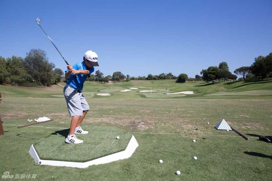 展台上陈列着各种采用新型碳纤维材料打造的轻量化高性能球杆。