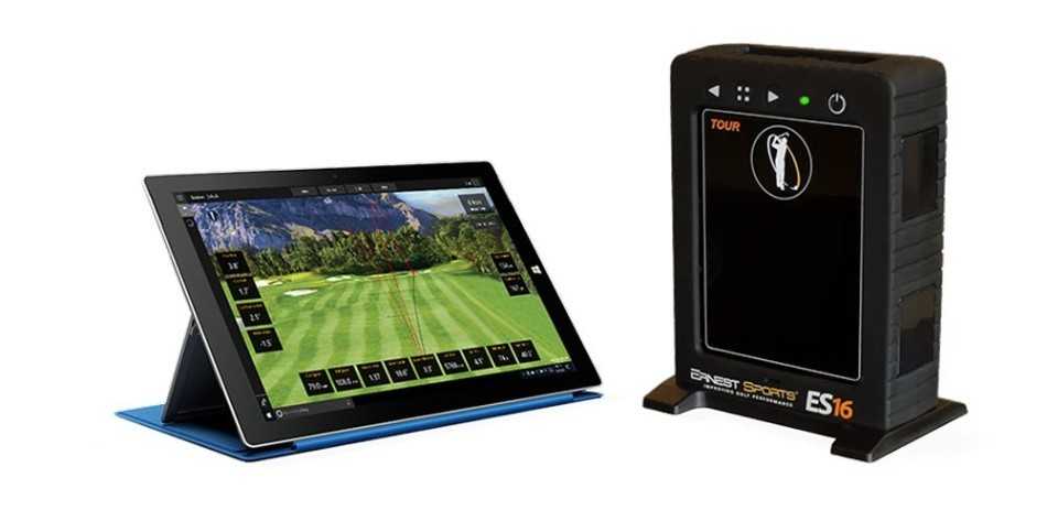 大屏幕上展示着通过GPS与激光测绘技术生成的三维球场地图和开球轨迹分析图。