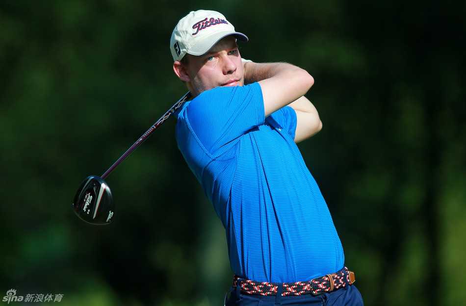 高尔夫球在果岭边缘摇摇欲坠，一只小苍蝇正悄然落在球上