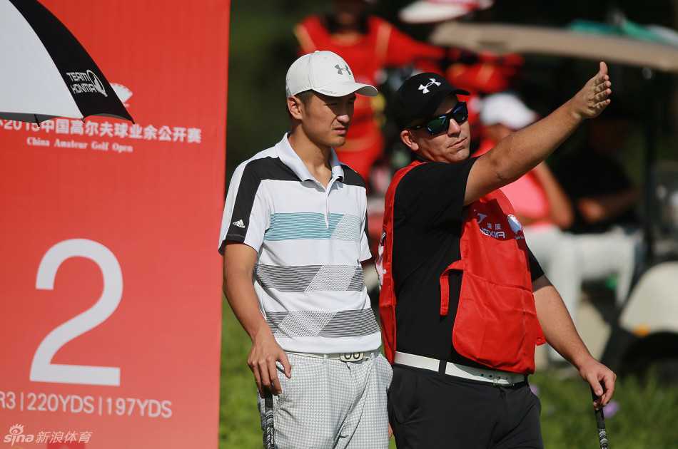 球员在果岭上俯身细致察看推杆路线，决胜时刻尽在方寸之间