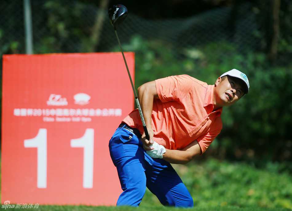 职业球手在沙坑中凝神救球，沙砾飞溅间展现精准短杆技术