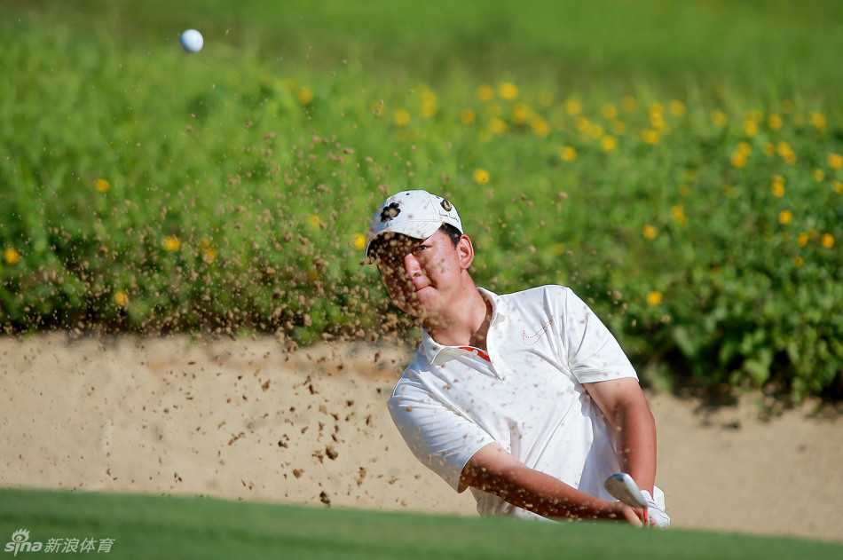 球员以标准动作完成击球后保持收杆姿势，身形稳定如雕塑