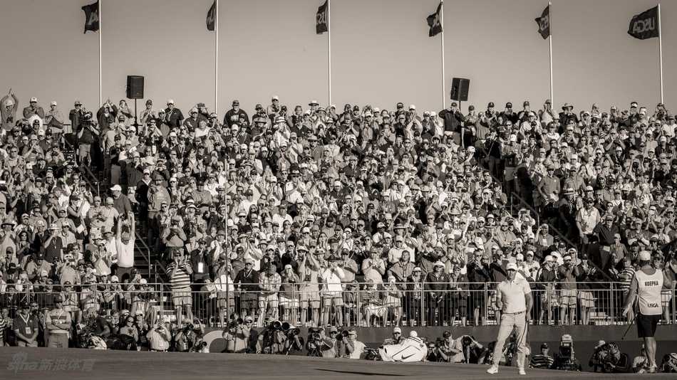 科普卡美国公开赛问鼎 大满贯终圆梦 科普卡完成制胜一推后,握紧拳头,沉静而有力地庆祝,所有累积的压力在此刻化为内敛的狂喜。