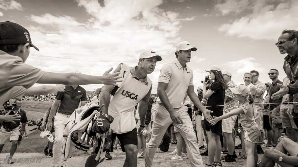 科普卡美国公开赛问鼎 大满贯终圆梦 科普卡在球道上稳健挥杆,身体姿态充满力量与控制感,展现出将长距离击球精准送上球道的超凡技术。