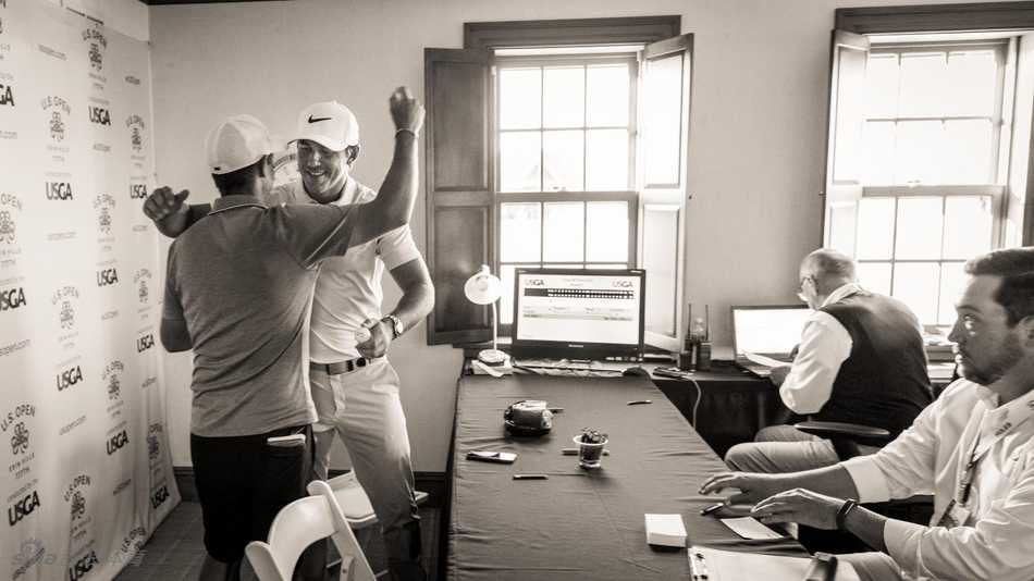 科普卡美国公开赛问鼎 大满贯终圆梦 科普卡低头亲吻金色的美国公开赛奖杯,表情虔诚而满足,这是对漫长攀登之路的最好奖赏。