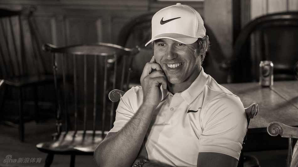 科普卡美国公开赛问鼎 大满贯终圆梦 科普卡高举冠军奖杯,背景是艾林山经典的木制记分牌与广阔天空,一个新的大满贯冠军就此诞生。