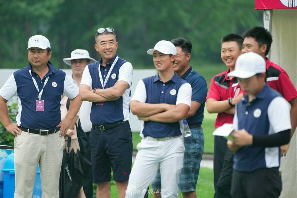 彭博与张婕娜琳在球道上轻松交流，分享对刚刚结束一洞的比赛心得。