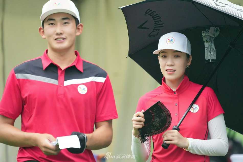 丁文一在发球台上沉稳站定，目光坚定地望向远方的球道，准备开出关键一杆。