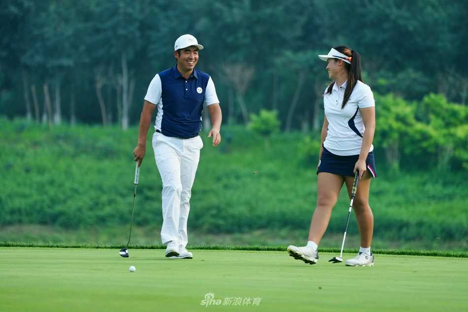 罗学文与张玥在比赛中全神贯注地观察果岭地形，评估推杆路线。