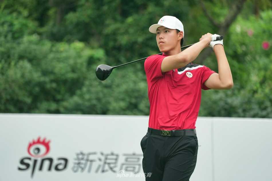 卢钰雯与黑纯一在果岭边认真讨论球位与策略，展现搭档间的紧密合作。