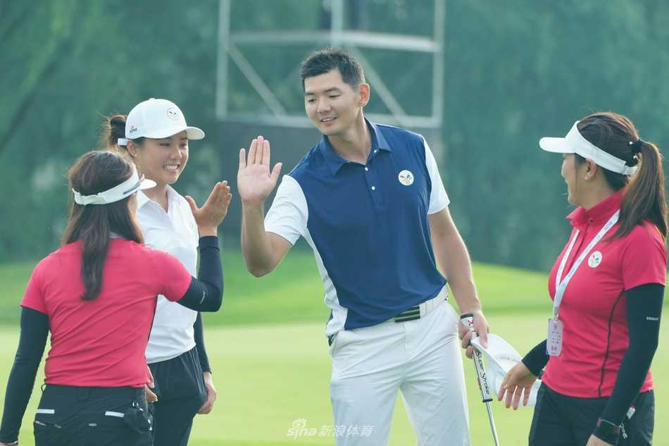 曾莉棋在赛场上露出自信的微笑，展现年轻球手享受比赛过程的积极心态。