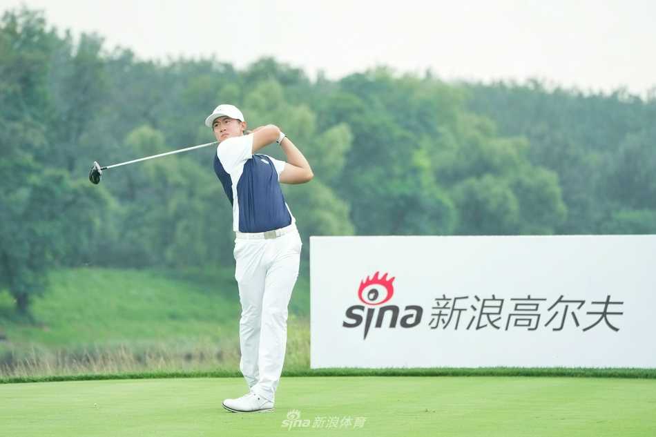 刘文博在绿意盎然的球场上专注准备推杆，整个环境宁静而充满竞技张力。