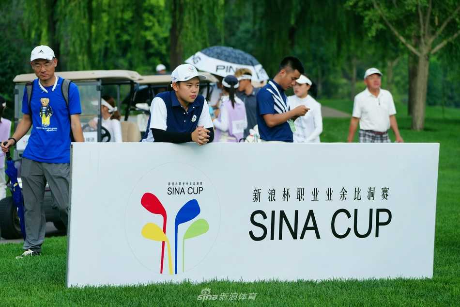 叶沃诚在比赛中完成一记漂亮的挥杆，动作流畅而充满力量。