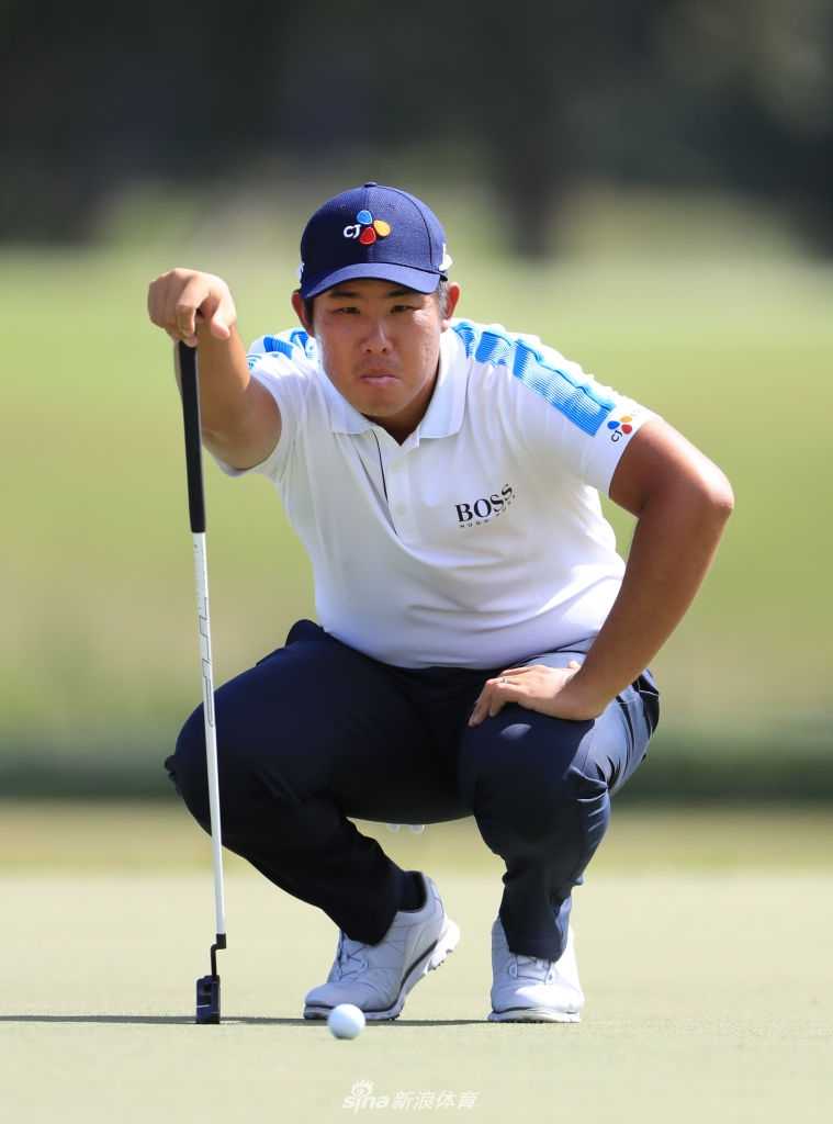 哥伦比亚新星穆略斯在球道上优雅挥杆，动作流畅充满力量感