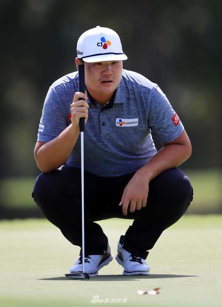 比赛现场观众聚精会神观看选手击球，沉浸在紧张刺激的比赛氛围中