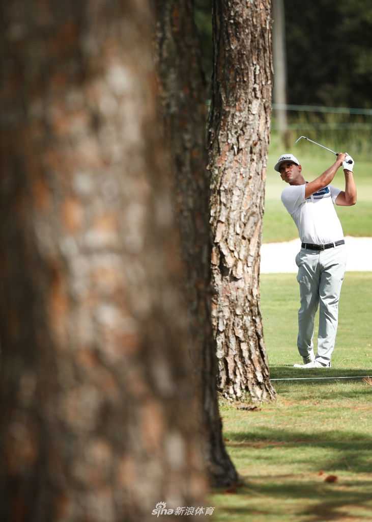 穆略斯在果岭上仔细观察推杆线路，凝重的表情透露决赛轮前的深思熟虑