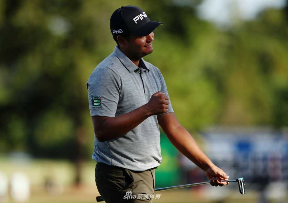 选手在沙坑中救球瞬间，沙砾飞扬展现出高尔夫技术中处理困难球位的高超技巧