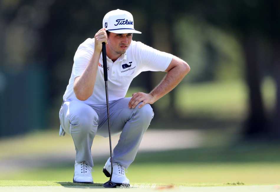 夕阳余晖洒在球场水障碍上，映衬出高尔夫运动宁静与挑战并存的独特魅力