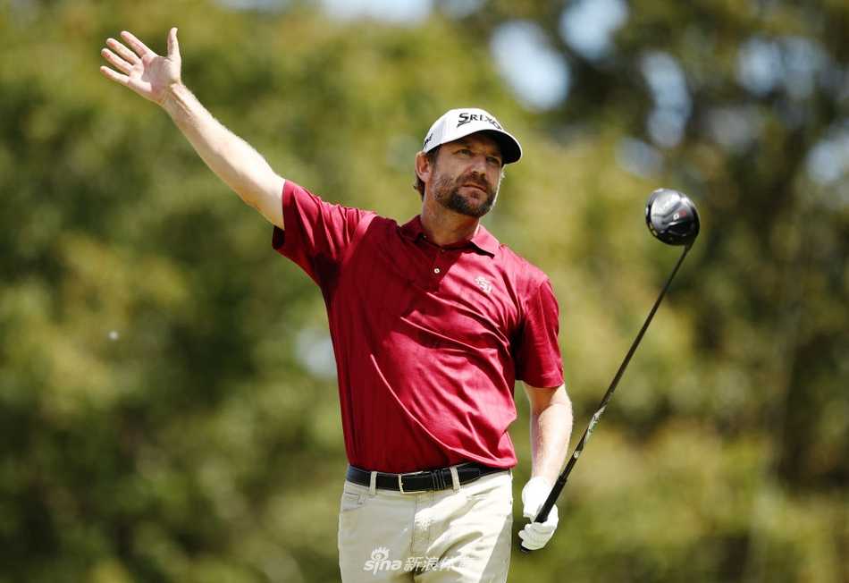 赛事标志与冠军奖杯特写，象征着荣耀与梦想，静待新科冠军将其举起