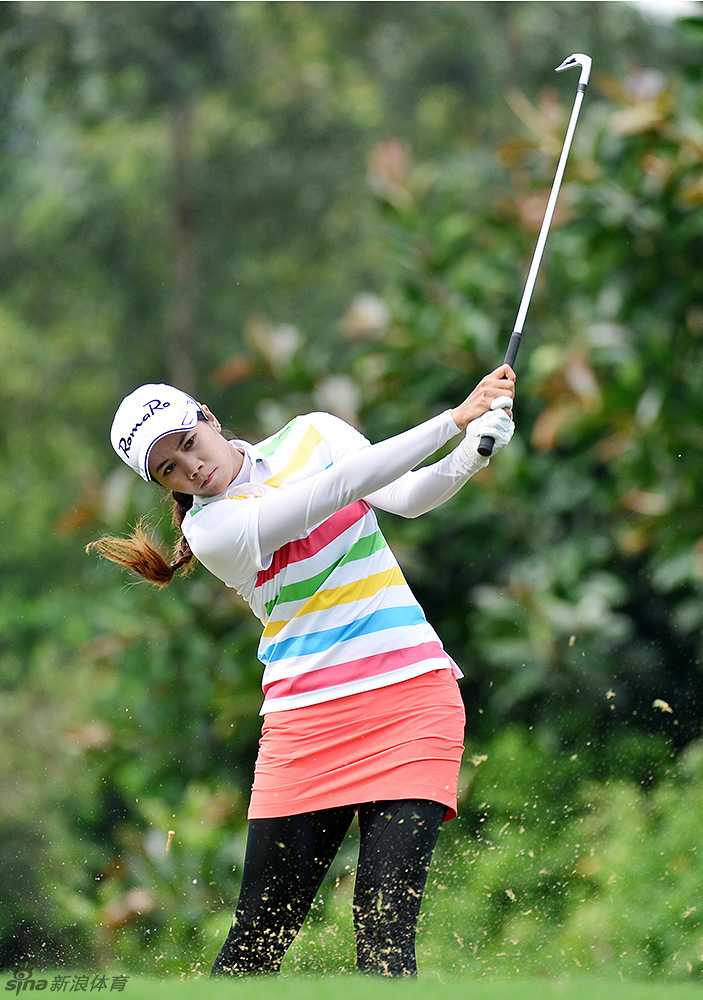 少女球手叶雷全神贯注，迎着微风稳健挥杆，白色小球即将飞向湛蓝天空。