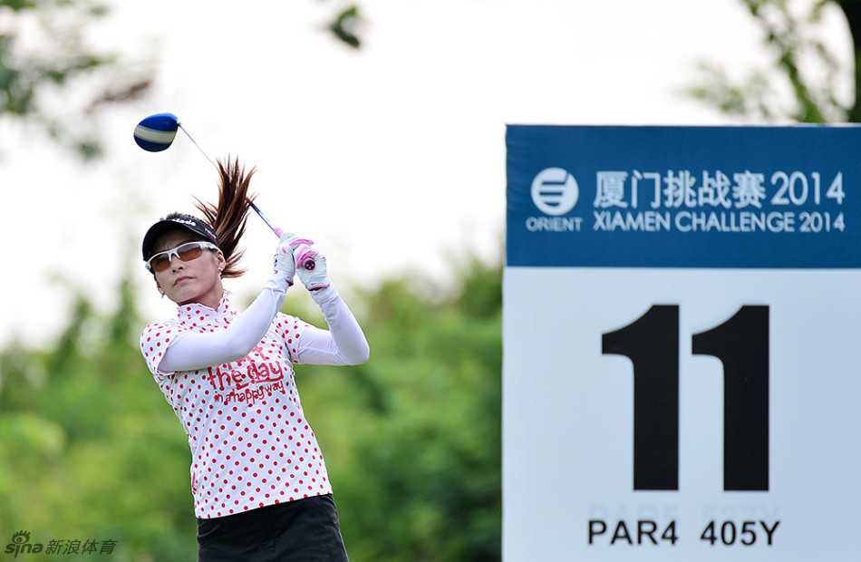 石昱婷凝视球线，双眉微蹙，果岭的起伏尽在她冷静计算的眼眸之中。