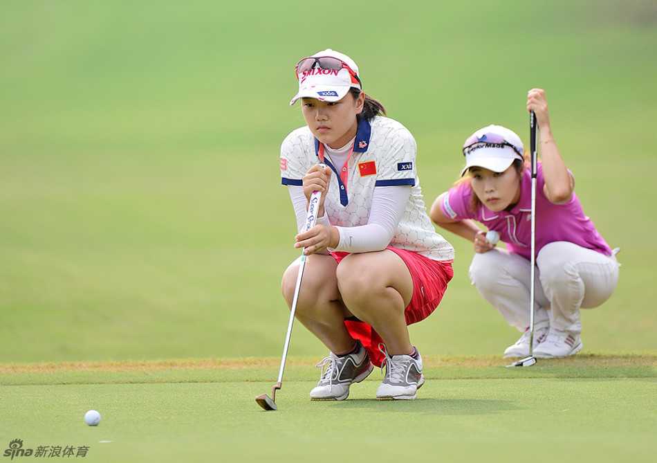 张素蓉完成击球后优雅收杆，目光追随球迹，姿态自信而从容。