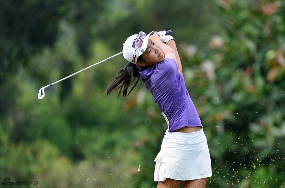 石昱婷与张素蓉同组竞技，两人在果岭上友善交流，展现体育精神。