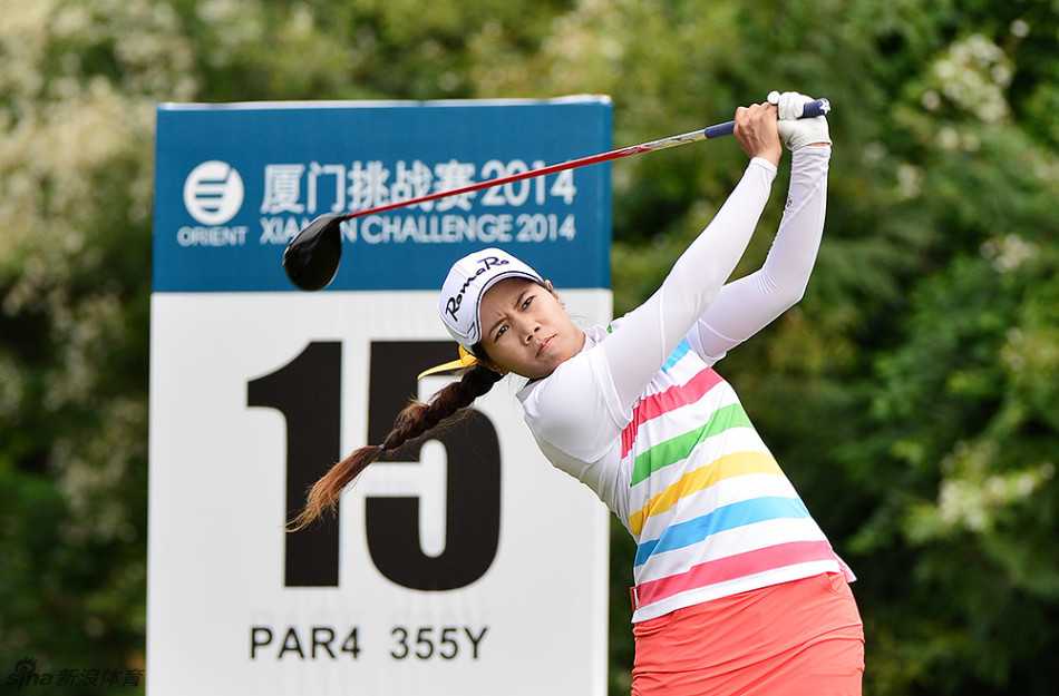 阿姬娜大力开球，瞬间爆发的力量与飒爽身姿构成动感十足的画面。