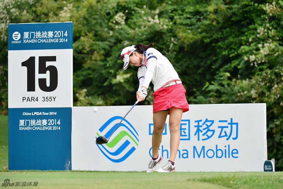 阿姬娜轻巧打起草屑，检查打击质量，细微之处彰显专业态度。