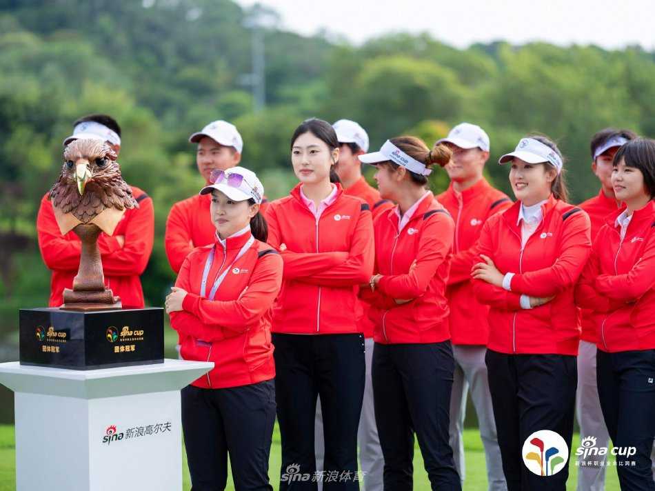 第三届新浪杯职业业余比洞赛都市绿洲挥杆 风神球场见证高球传承 第三届新浪杯职业业余比洞赛全体参赛选手与嘉宾在广州风神哈沃斯球场会所前气势如虹的大合影,展现了高尔夫运动的团队精神与勃勃生机。