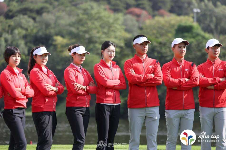 第三届新浪杯职业业余比洞赛都市绿洲挥杆 风神球场见证高球传承 职业球员在风神哈沃斯球场宽阔的球道上专注挥杆,阳光洒在修剪平整的夏威夷草种球道上,勾勒出充满力量与美感的身姿。