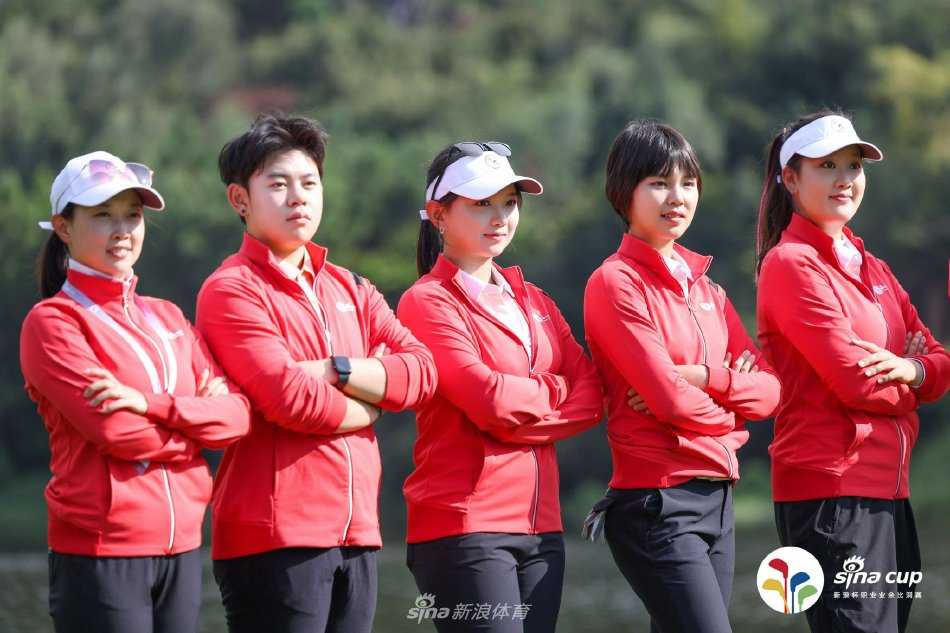 第三届新浪杯职业业余比洞赛都市绿洲挥杆 风神球场见证高球传承 果岭上,球员与球童正在仔细研读复杂的薯片型果岭线,每一次推杆都是智慧与技巧的微妙博弈。