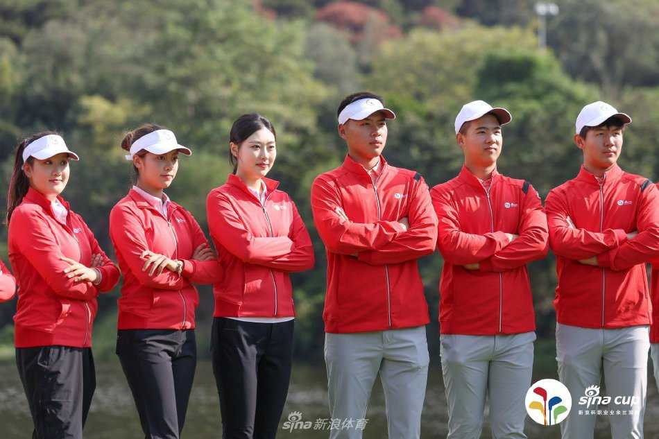 第三届新浪杯职业业余比洞赛都市绿洲挥杆 风神球场见证高球传承 一位球手在风景如画的4号或5号洞发球台居高临下审视线路,开阔的视野下湖泊与起伏的球道尽收眼底,考验着策略与胆识。