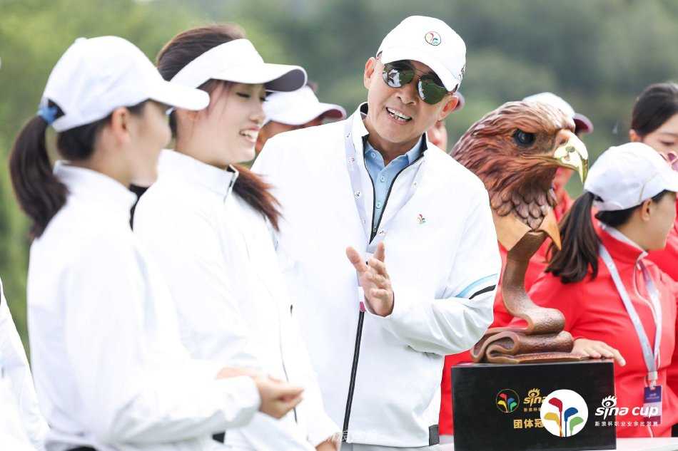 第三届新浪杯职业业余比洞赛都市绿洲挥杆 风神球场见证高球传承 球员在沙坑困境中沉着救球,飞扬的沙粒展现出高超的短杆技巧与临场应变能力,这是比洞赛中最激动人心的反转时刻之一。