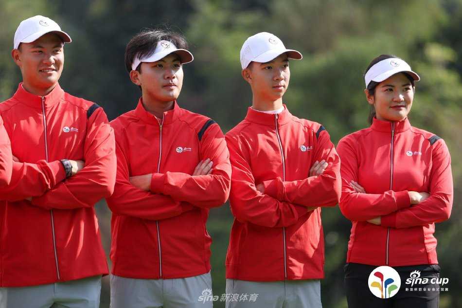 第三届新浪杯职业业余比洞赛都市绿洲挥杆 风神球场见证高球传承 阳光穿透晨雾,洒在风神球场静谧的湖泊水障碍上,倒映着蓝天绿树,为激烈的比赛平添一份宁静致远的意境。