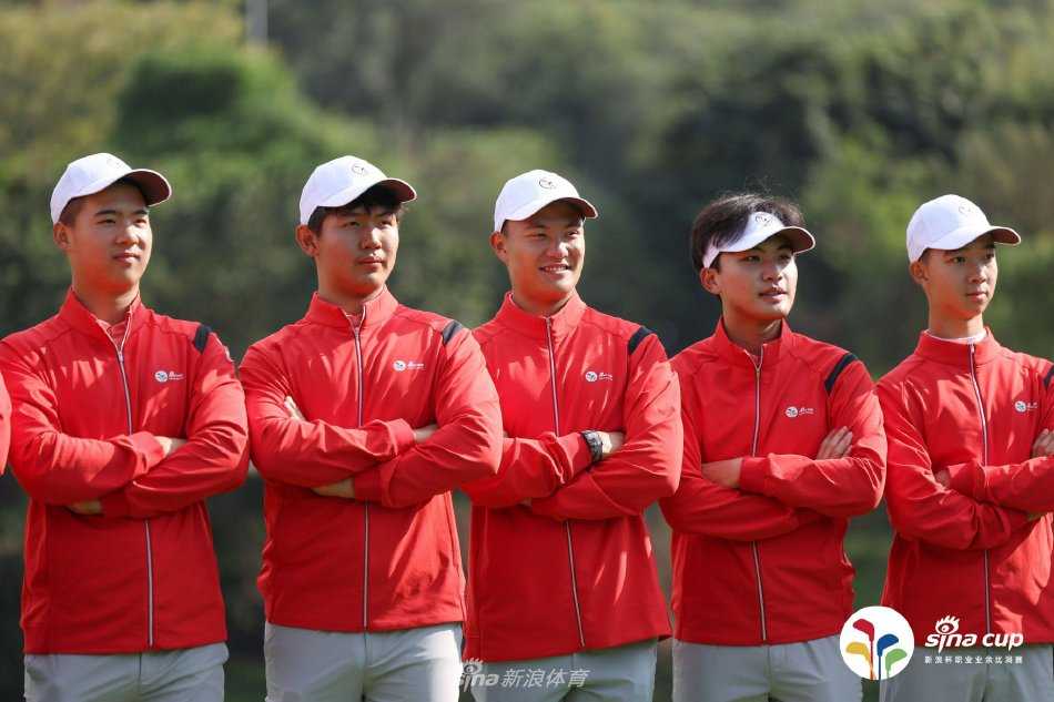 第三届新浪杯职业业余比洞赛都市绿洲挥杆 风神球场见证高球传承 两位业余顶尖球手在比赛中友好互动,击掌鼓励,完美诠释了新浪杯职业业余搭档赛中并肩作战的团队情谊。