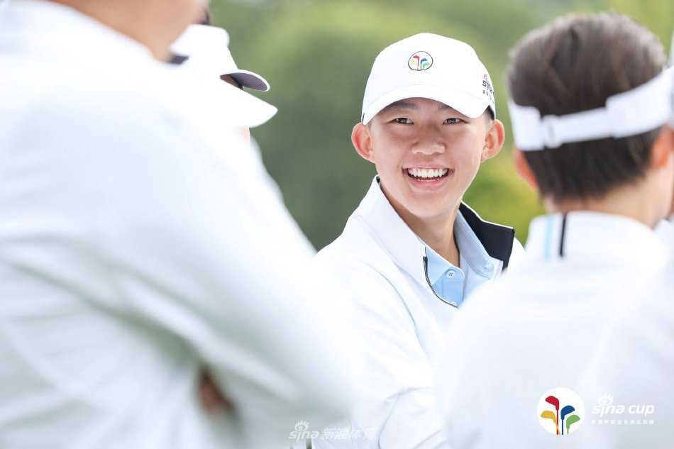 第三届新浪杯职业业余比洞赛都市绿洲挥杆 风神球场见证高球传承 赛后,球员与工作人员在风神球场独具设计感的会所露台上轻松交流,背景是球场绵延的景色,构成一幅和谐美好的高尔夫生活画卷。