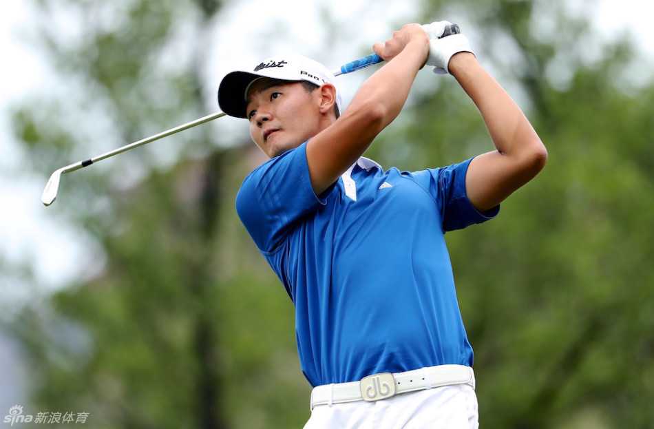 青年窦泽成在比赛中完成一次完美挥杆，动作流畅平衡，目光坚定地望向远空，追寻小球落点