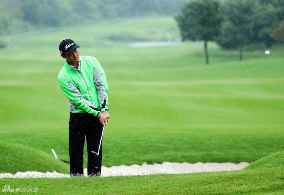 少年陈子豪在加洞赛获胜后，将白色高尔夫球高高抛向蓝天，笑容灿烂，庆祝生涯早期的重要胜利