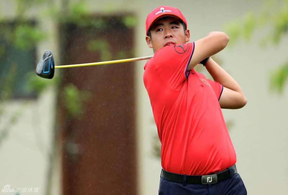 中国香港名将黑纯一在赢得职业赛冠军后，面向观众席自信挥手致意，笑容沉稳，尽显冠军风范