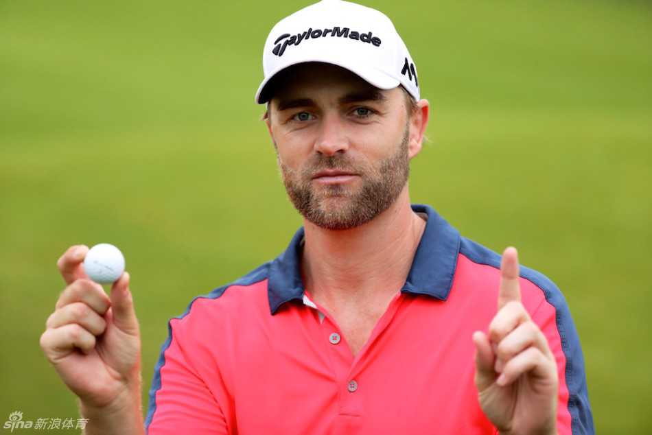 老将李建山在复杂球位处谨慎救球，身体姿态展现出丰富的实战经验与精准的距离控制能力